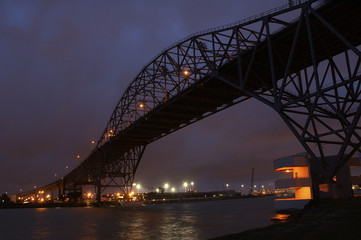 Fototapeta na wymiar lights of the harbor bridge