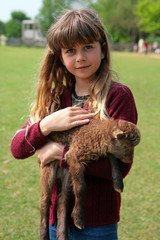 enfant et bebe mouton
