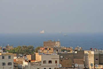 toits de casablanca, antennes paraboles et océan © Emmanuelle Combaud