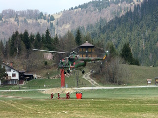 hubschrauber mit feuerwehr