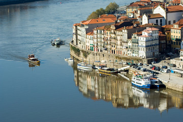 Fototapeta na wymiar view of douro river embankment of porto city, portugal