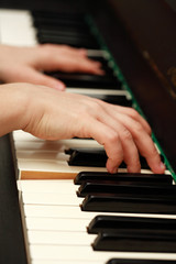 Fototapeta na wymiar gry na fortepianie