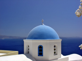 Fototapeta na wymiar Santorini niebieskie kopuły kościoła