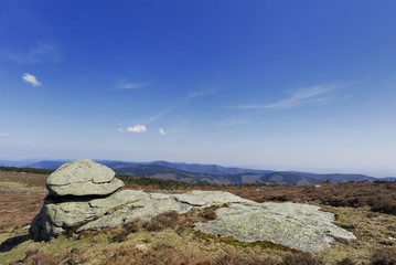 rocher et ciel bleu