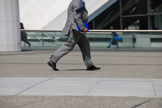 homme d'affaires en marche