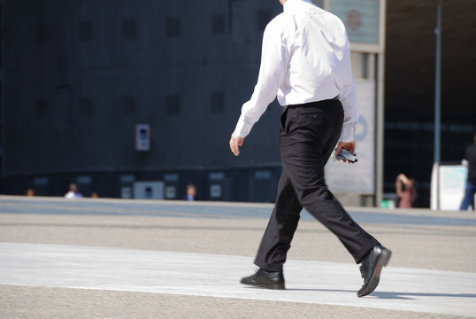homme d'affaires en marche