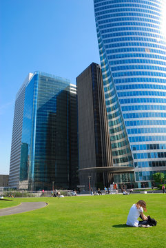 gazon et tours de la d&eacute;fense