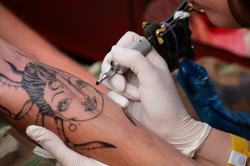 tatouage d'un bras
