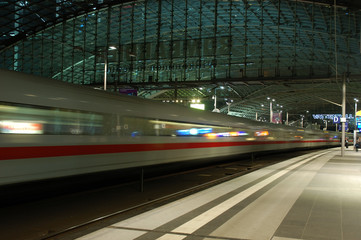 zug bei der ankunft im bahnhof