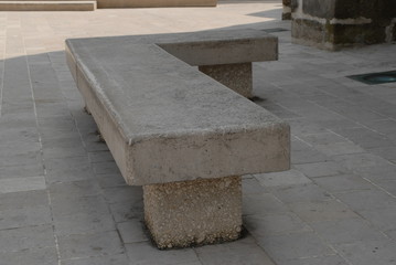 banc devant l'église