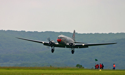 Fototapeta na wymiar Douglas DC3 od lądowania do