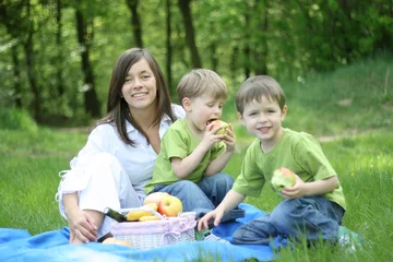 Selbstklebende Fototapeten family picnic © matka_Wariatka