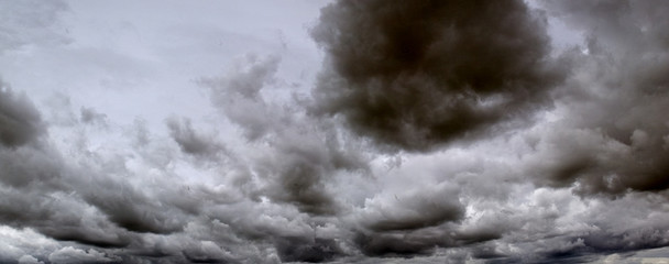 Obraz na płótnie Canvas duże ciężkie chmury, niebo,