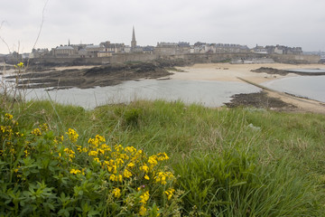 vue sur les remparts de saint malo