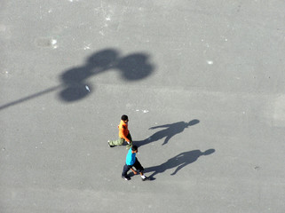 jeunes marocains marchant © Emmanuelle Combaud