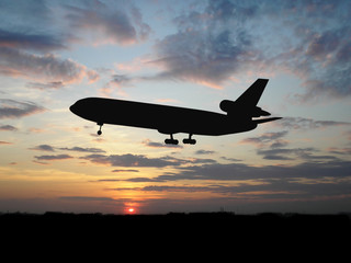 Fototapeta na wymiar duży samolot na zachodzie słońca
