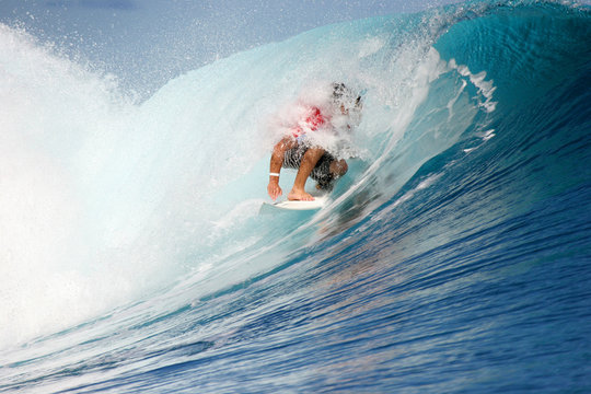 Surfeur Teahupoo