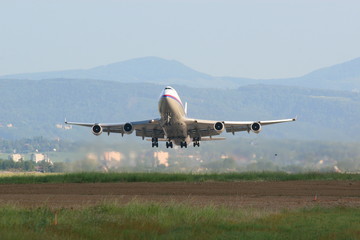 Fototapeta na wymiar decollage boeing 747 cargo