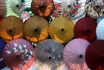 exposition de ombrelles colorées