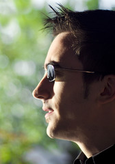 jeune homme ambitieux de profil en contrejour © arkna