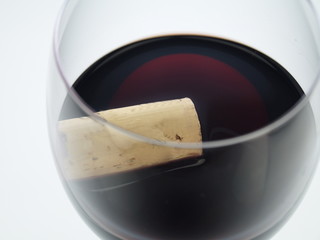 rot wein glas mit korken