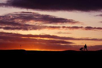 Fototapeta na wymiar golfista na zachodzie słońca