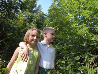 enfants dans un bois