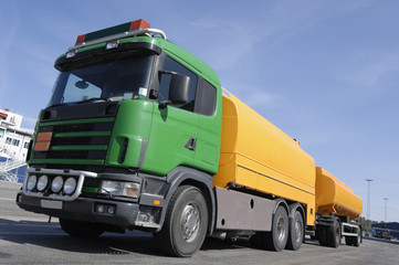 Fototapeta na wymiar fuel-truck in profile
