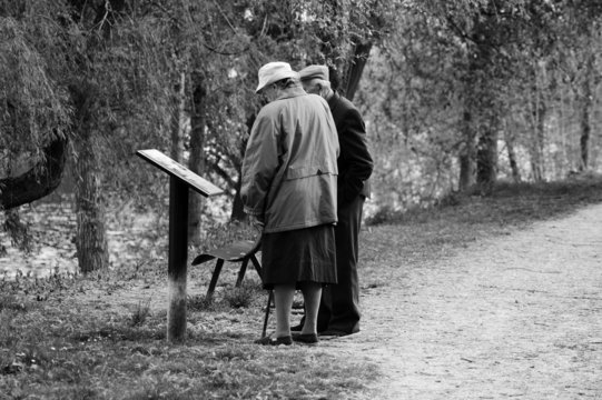 promenade couple anciens