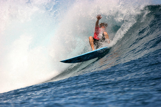surfeur teahupoo
