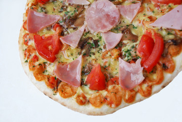 schinken-pizza isoliert auf weiss