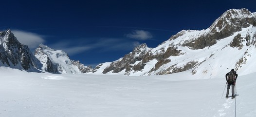 Fototapeta na wymiar alpiniste aux ecrins