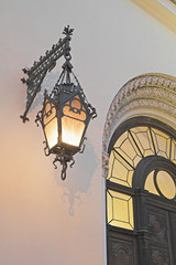 Fototapeta na wymiar stare lampy na ścianie katedry