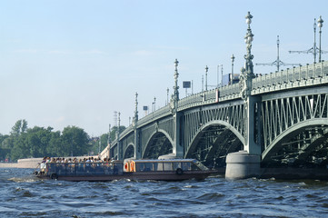 Fototapeta na wymiar Łód¼ pod mostem Troitsky