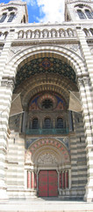 Fototapeta na wymiar old głównym portal kościoła, Marsylia, południe Francji, Vertica
