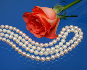 perlenkette und rose