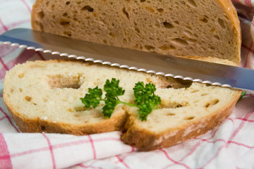 brot mit messer und kräuter