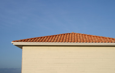 toit, tuile et maison en bois