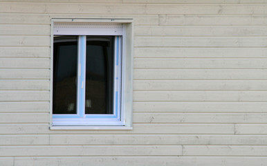 fenêtre d'une maison en bois