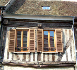 maison traditionnelle avec deux fenetres