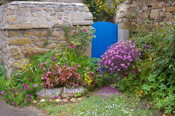 entrée de maison fleurie