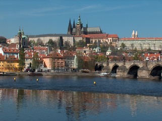 Fototapeta na wymiar Praga, widok na błękitne Mołdawii Hradczany