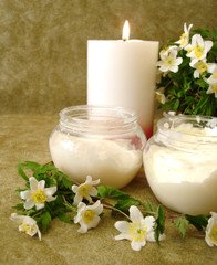 Obraz na płótnie Canvas container of cosmetic moisturizing cream with white flowers