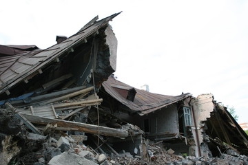 Fototapeta na wymiar zburzony dom