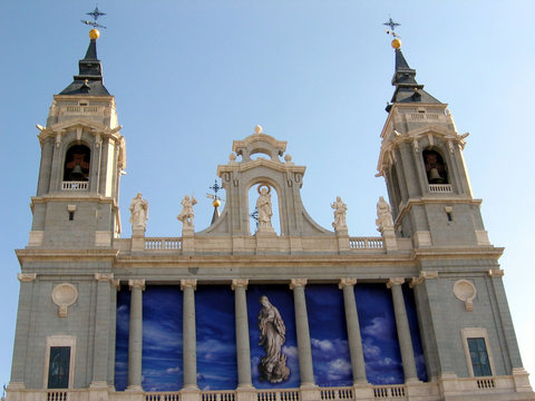 la almudena cathedral in madrid, spain