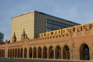 Fototapeta premium oberbaumbrucke mit u bahn in berlin