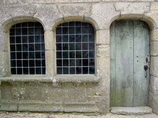 Fototapeta na wymiar drewniane drzwi i okna