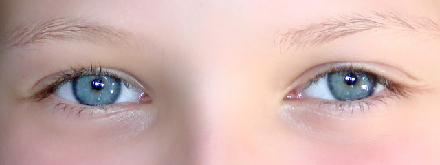 Naklejka premium yeux bleus souriants