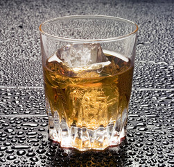 whisky sur fond noir