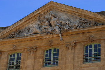 Fototapeta premium statues en fronton